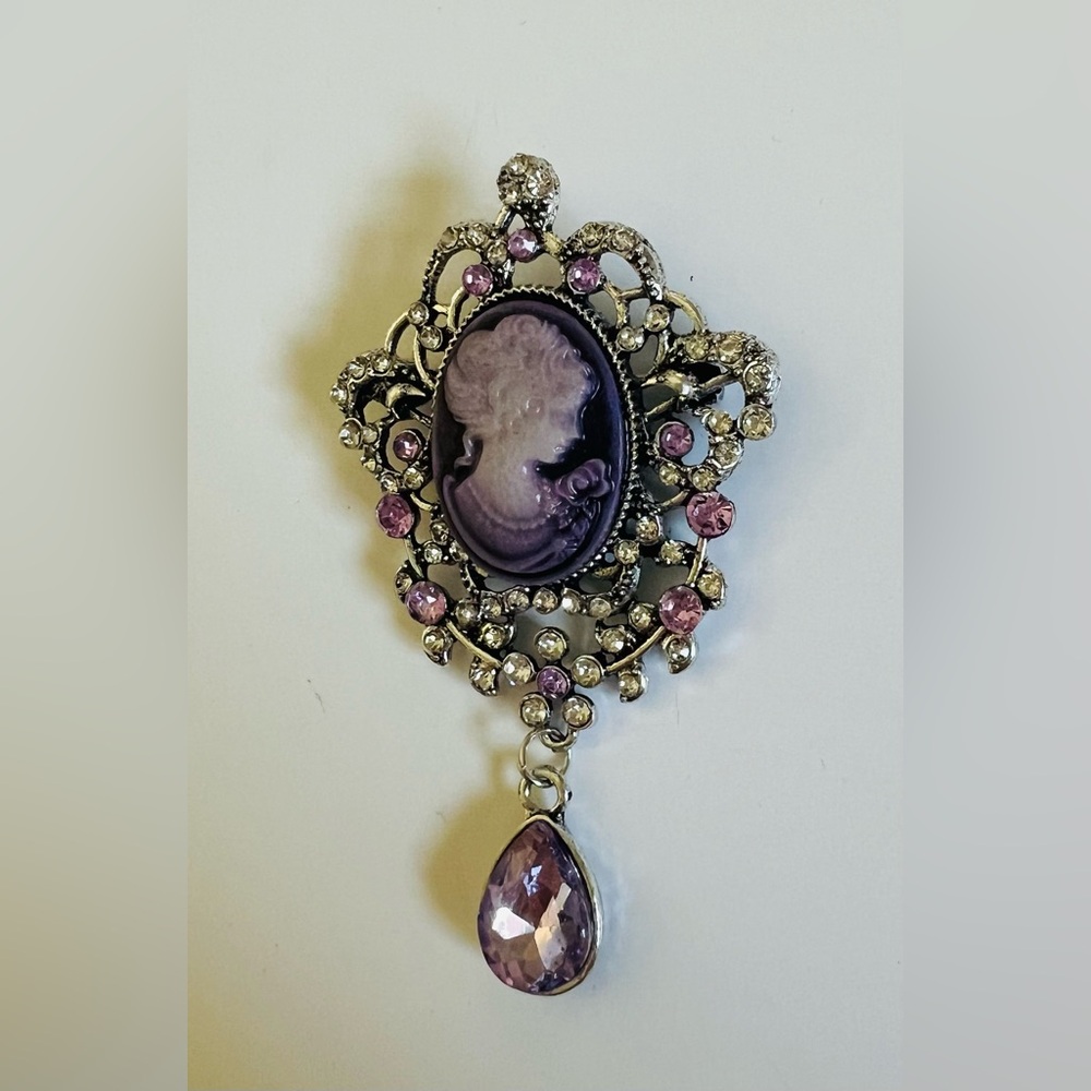 NEW Elegant Purple & Silver Tone Cameo Brooch✨ - Picture 3 of 7